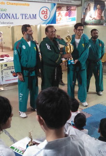 Master-Zubairi-awards -winning-cup-to Taha Farooqi